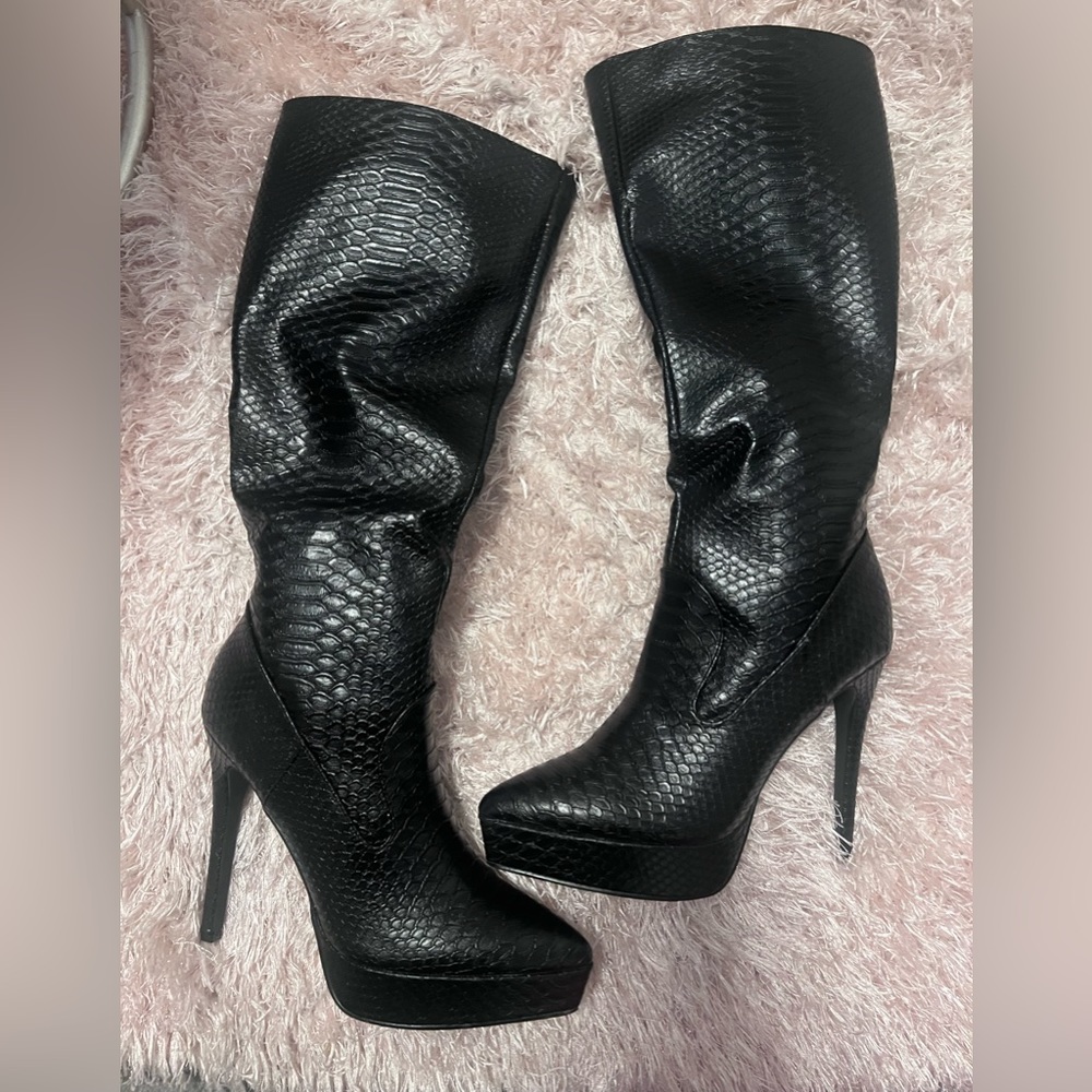 8.5 shoedazzle boots black snake skin